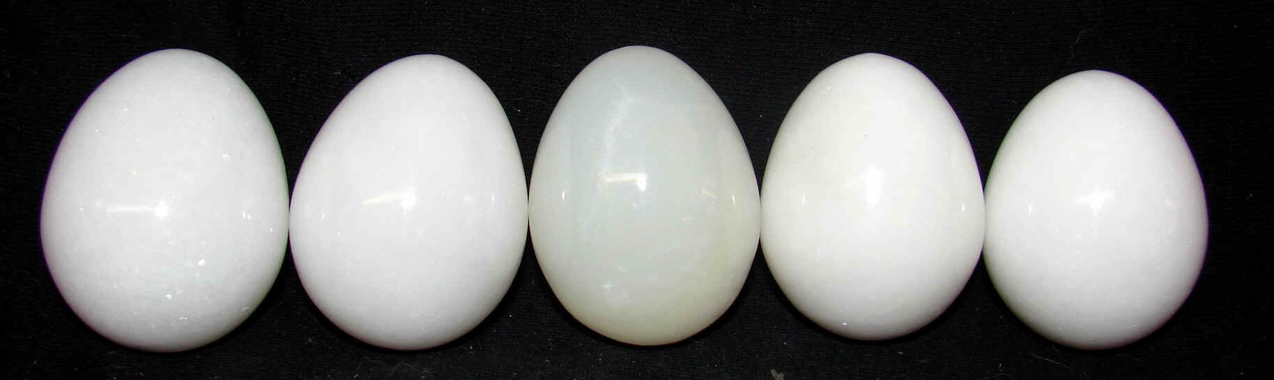 2inchwhiteeggs.jpg (582341 bytes)